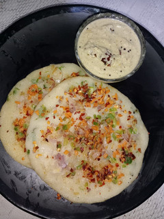 सूजी उत्तपम (Suji Uttapam recipe in Hindi) रेसिपी मुख्य फोटो