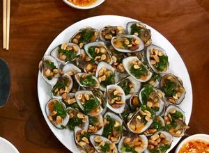 Hình của món Sò lông nướng mỡ hành lò nướng.