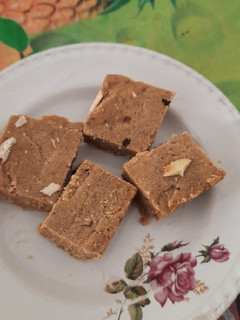 સુખડી (Sukhdi Recipe In Gujarati) રેસીપી મુખ્ય ફોટો
