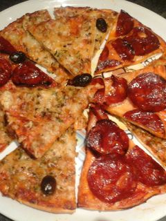 Una foto de Pizza de atún- Pizza de chorizo