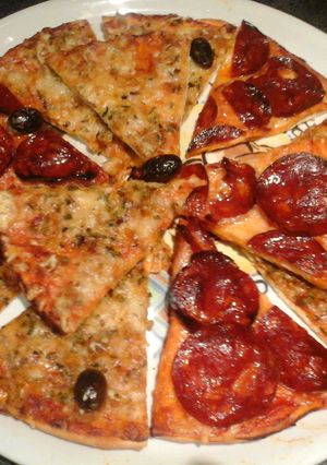 Una foto de Pizza de atún- Pizza de chorizo