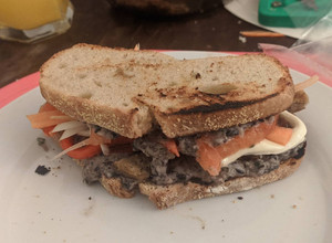 Una foto de Bruschettas de pan de masa madre