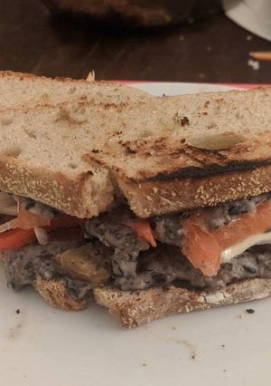 Una foto de Bruschettas de pan de masa madre