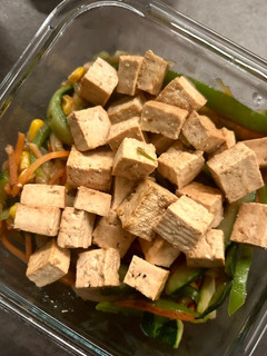 Una foto de Tofu con verduras (idea para tupper)