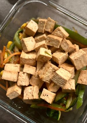 Una foto de Tofu con verduras (idea para tupper)