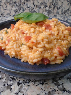 Una foto de Risotto de tomate y albahaca