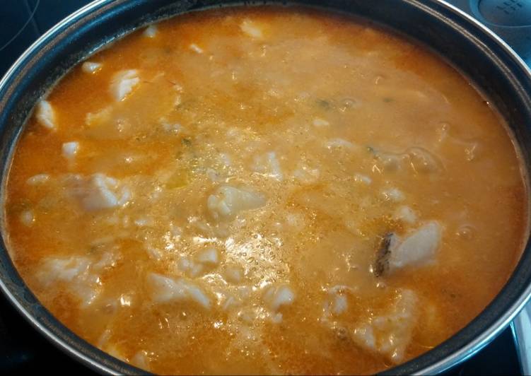 Patatas con arroz y bacalao