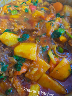 Potatoes and vegetables stew ainihin hoton girkin