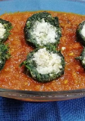 A picture of Spinach kofta curry.