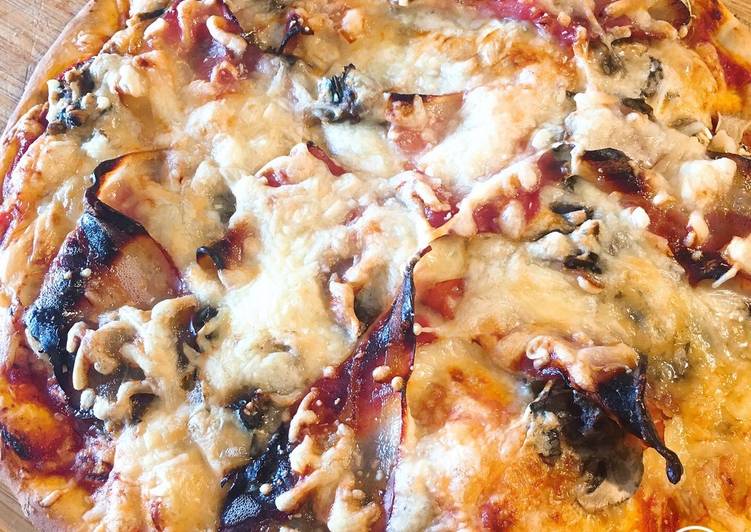 Pizza de bacon com beringela escondida