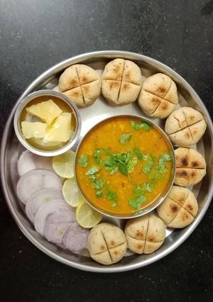 दाल बाटी (Daal bati recipe in hindi) रेसिपी मुख्य फोटो
