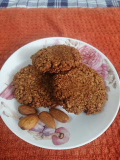 Una foto de Galletas crujientes de avena y almendras