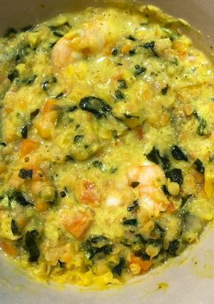 Une photo de Dahl de lentilles corail et crevettes