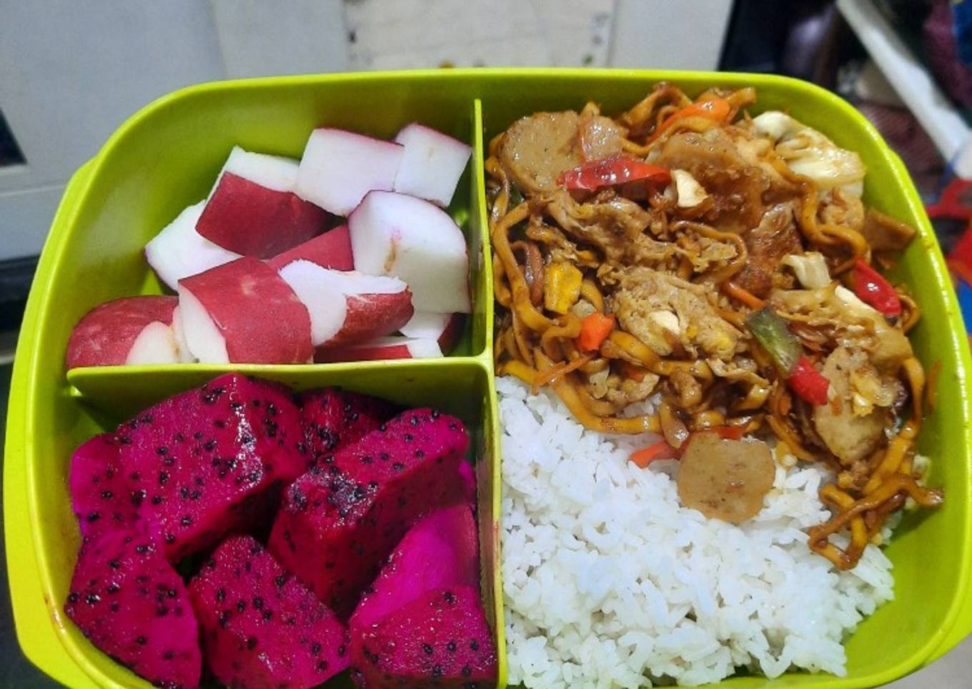 Ide bekal suami. (Mie goreng bakso burung dara)