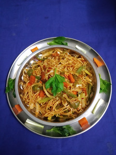 *செஷ்வான் வெஜ், ஹக்கா நூடுல்ஸ்*(schezwan veg hakka noodles recipe in tamil) செய்முறை முக்கிய புகைப்படம்