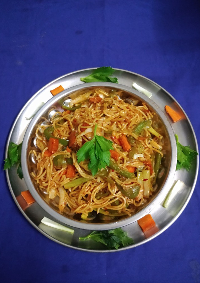*செஷ்வான் வெஜ், ஹக்கா நூடுல்ஸ்*(schezwan veg hakka noodles recipe in tamil) செய்முறை முக்கிய புகைப்படம்