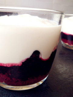 Foto principal de Postre de yogur con mora