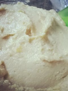 Una foto de Crema o manteca de maní casera con peras crudivegana