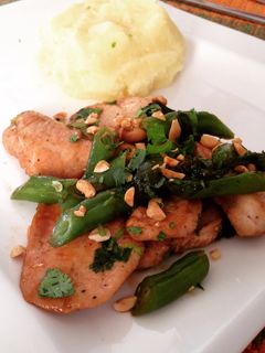 Una foto de Pechuga de Pollo Estilo Oriental con Puré de Papas