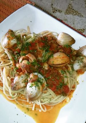 Una foto de Espagueti con Salsa Roja de Moluscos 