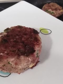 Una foto de Hamburguesa de cerdo y espinacas