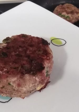 Una foto de Hamburguesa de cerdo y espinacas