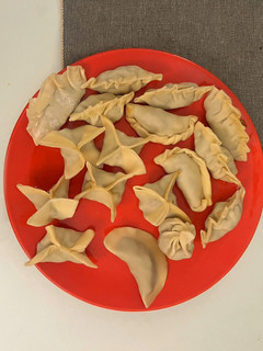 Una foto de Dumplings de soja texturizada en salsa de crema de cacahuete