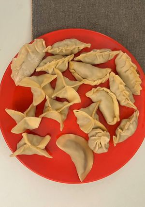 Una foto de Dumplings de soja texturizada en salsa de crema de cacahuete