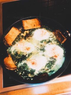 Φωτογραφία της συνταγής Σπανάκι τηγανητό με τυρί φέτα και ψητά ψωμάκια λαδορίγανη !!!