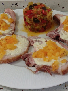 Foto principal de Chuletas de Sajonia con crema de queso y caquis con pisto