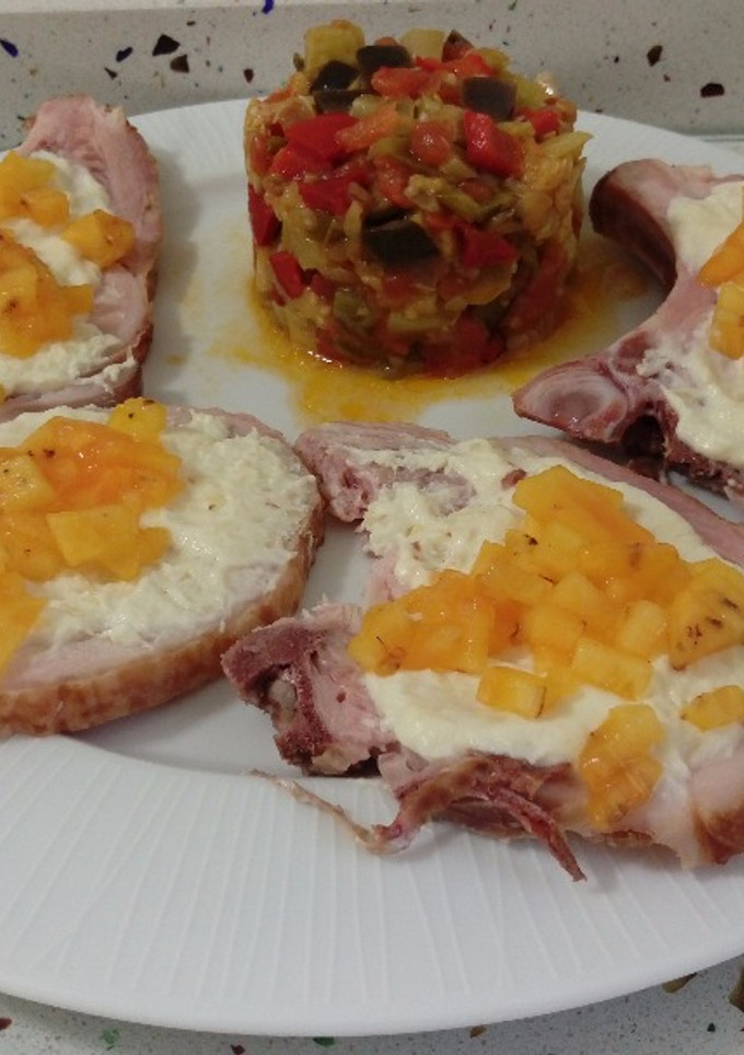 Una foto de Chuletas de Sajonia con crema de queso y caquis con pisto