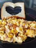 Huevos revueltos con maíz, jamón y queso