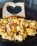 Huevos revueltos con maíz, jamón y queso