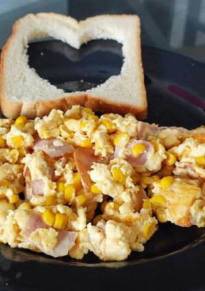 Una foto de Huevos revueltos con maíz, jamón y queso