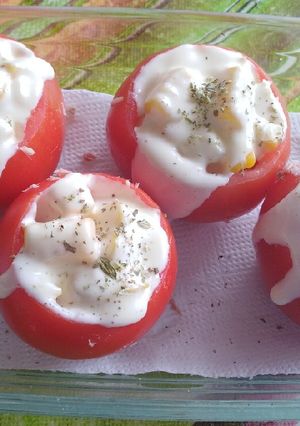 Una foto de Tomates rellenos con mayonesa casera