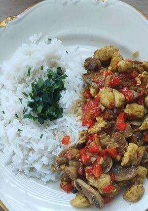 Zdjęcie przepisu Kurczak w curry z warzywami i ryżem.