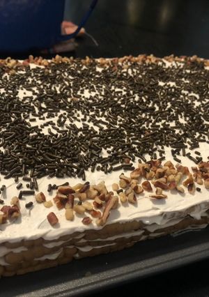 Una foto de Pastel helado de café y galletas