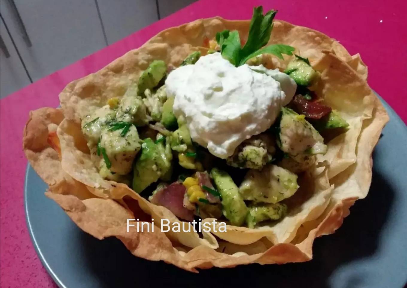 Ensalada de pollo con aguacate en canasta de tortitas