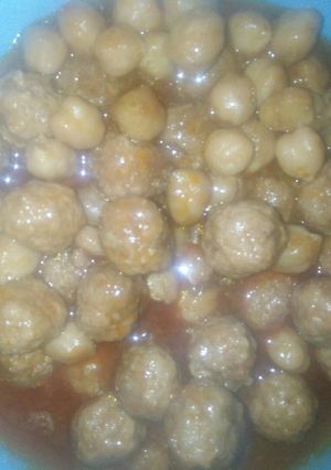صورة لوصفة كفتة بالحمص والمرق الاحمر