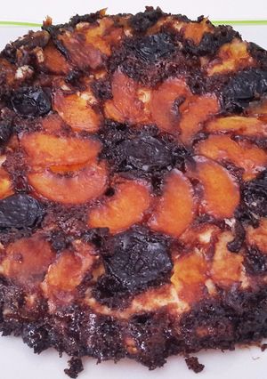 Una foto de Torta de coco, ciruelas pasas y duraznos