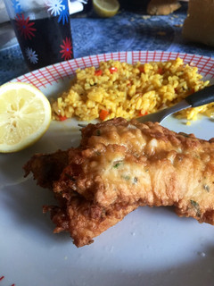 Una foto de Milanesas de merluza con arroz a la española 🤯😏🤤