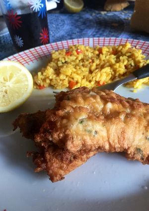 Una foto de Milanesas de merluza con arroz a la española 🤯😏🤤