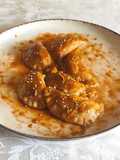 Ravioli di taro agli agrumi con gamberoni e bisque