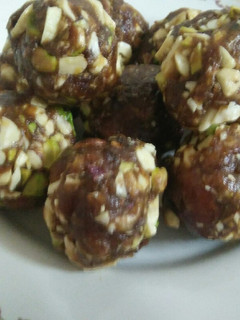 A picture of Dates and dry fruits ladoo.