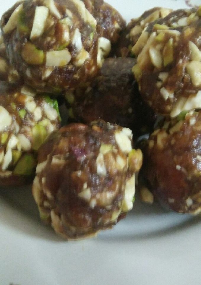 A picture of Dates and dry fruits ladoo.