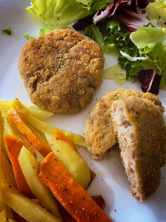 Una foto de Medallones de merluza y avena con guarnición de patata y batata en micro. (apto BLW)
