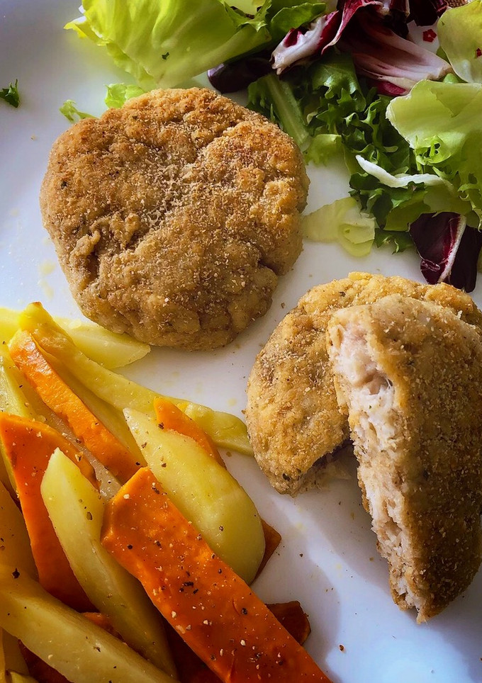 Una foto de Medallones de merluza y avena con guarnición de patata y batata en micro. (apto BLW)