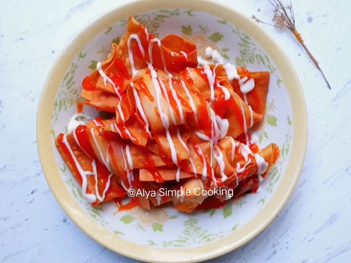 Cara Sederhana Membikin Resep  Kulit Pangsit Goreng Isi Sosis Simple (3 Bahan) yang Enak, Lezat Sekali