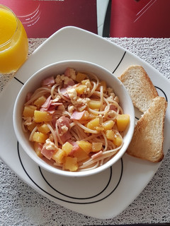 Una foto de Spaghetti Hawaiano