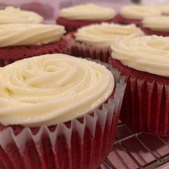 A picture of Red velvet cupcakes.